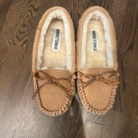 NWOT! Minnetonka Brown Suede Moccasins - Cally Style. - Picture 4 of 7